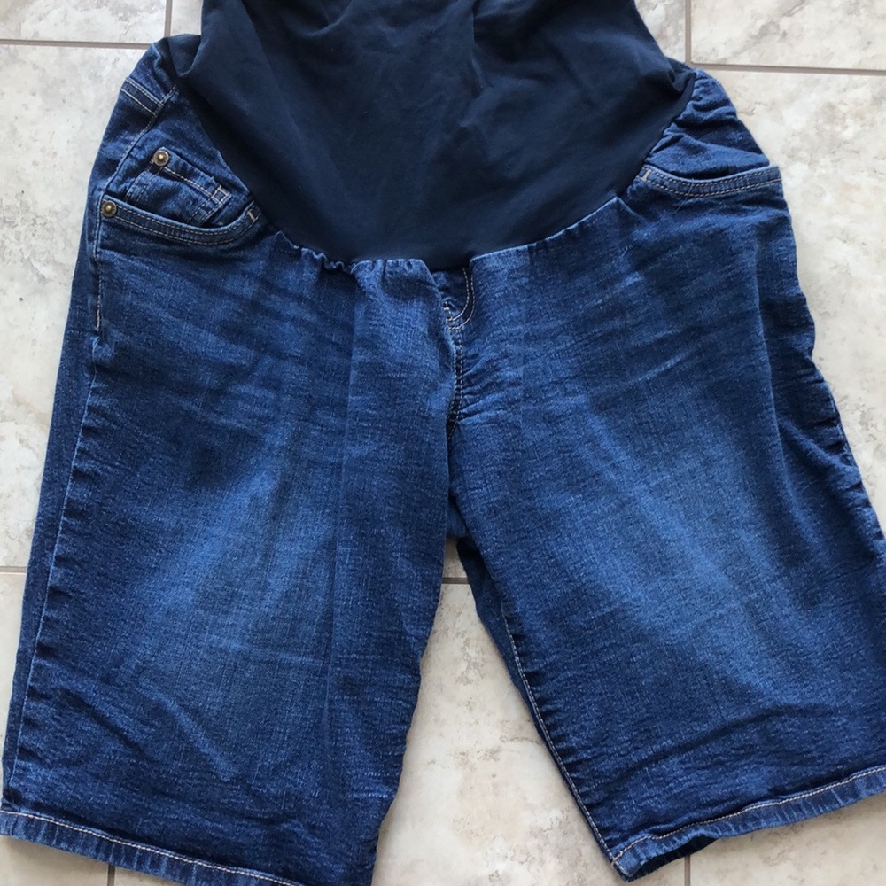 Maternity shorts (fits like a Large)